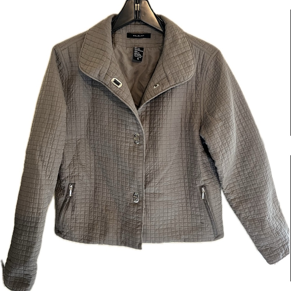 Mel & Lisa Quilted Jacket – Soft grey, size 4 Petite.
